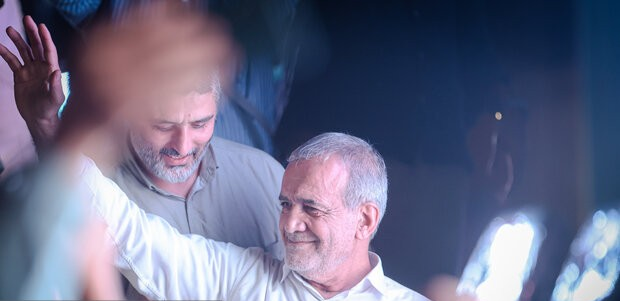 زاکانی پیروزی پزشکیان را تبریک گفت زاکانی پیروزی پزشکیان را تبریک گفت